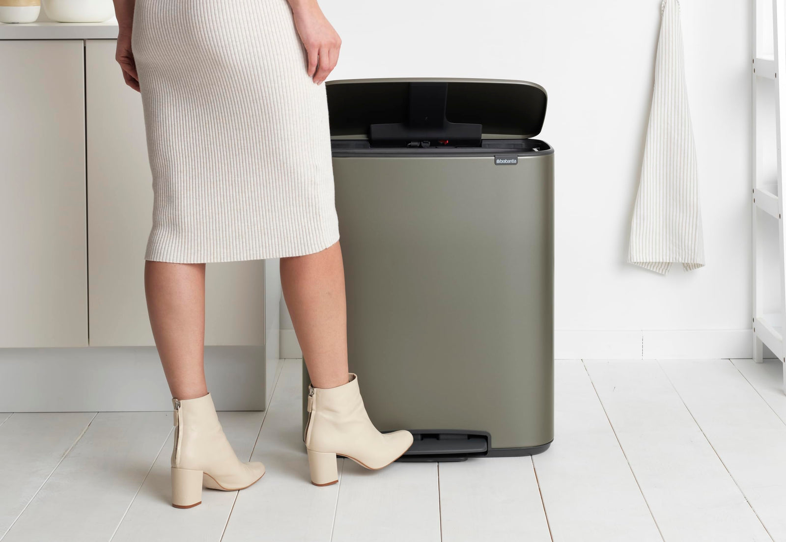 Brabantia Bo Pedal Bin - 60L Inner Bucket (Platinum) Large Waste Kitchen Bin - Soft Closing Lid