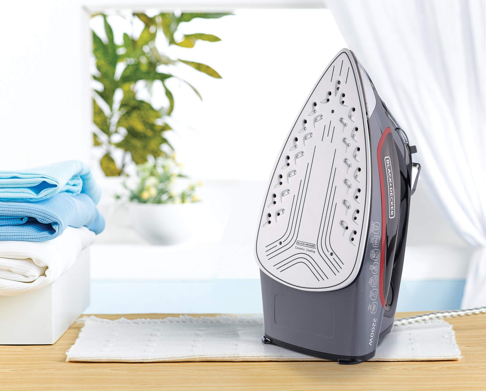 Black & Decker 2200W 90g/min Steam Steam Iron With 380ml Capacity, Ceramic Coated Soleplate with Anti Calc Anti Drip, Self Clean and Auto Shutoff, Removes Stubborn Creases X2050-B5