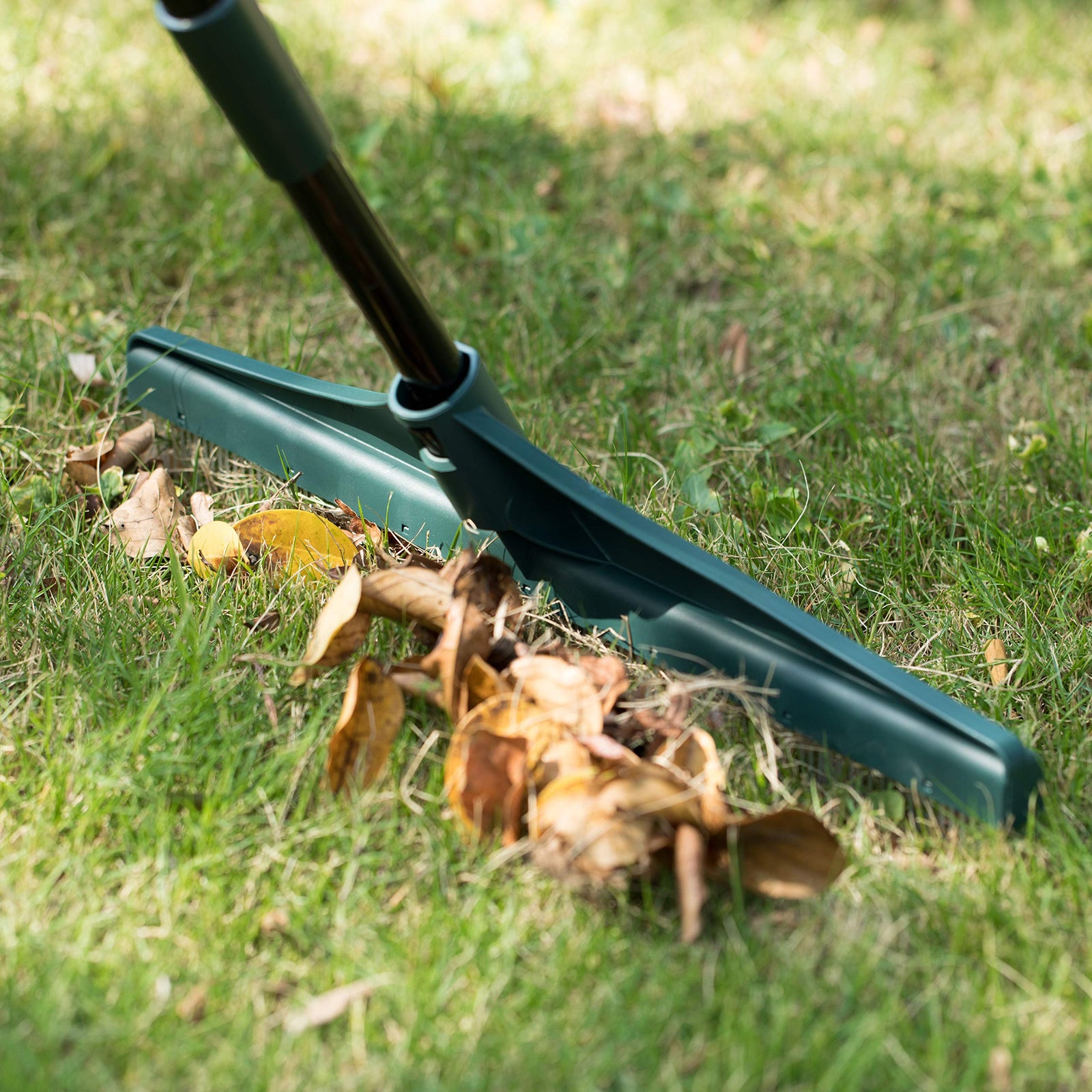 Gardenised Artificial Turf Garden Carpet Rake With Extendable Lightweight Telescopic Handle