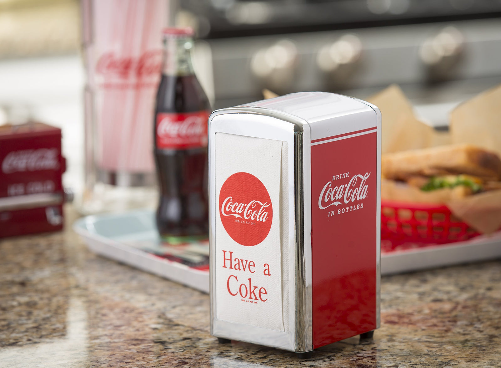 طقم ملح وفلفل Coca-Cola CC339N من TableCraft مع حامل معدني مغطى بالكروم CC342