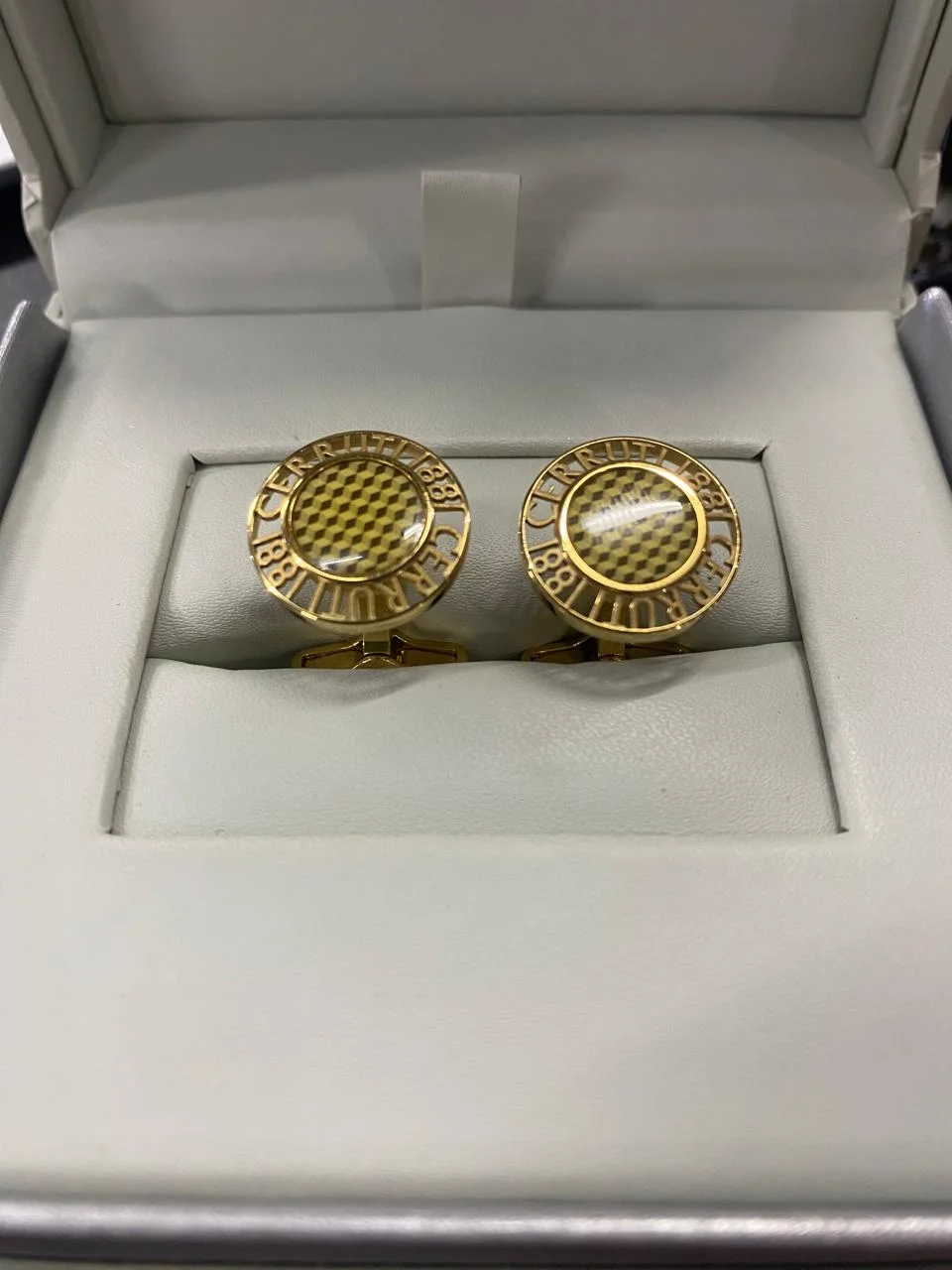 Cerruti 1881 Men’s Stainless Steel Cufflinks – Filigree Front Logo Design (Gold)