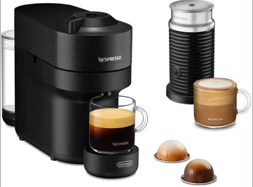 ماكينة قهوة + مخفّق حليب من Nespresso – بها خبطة بسيطة من الجانب وخدوش وعلبة تالفة – بدون كبسولات
