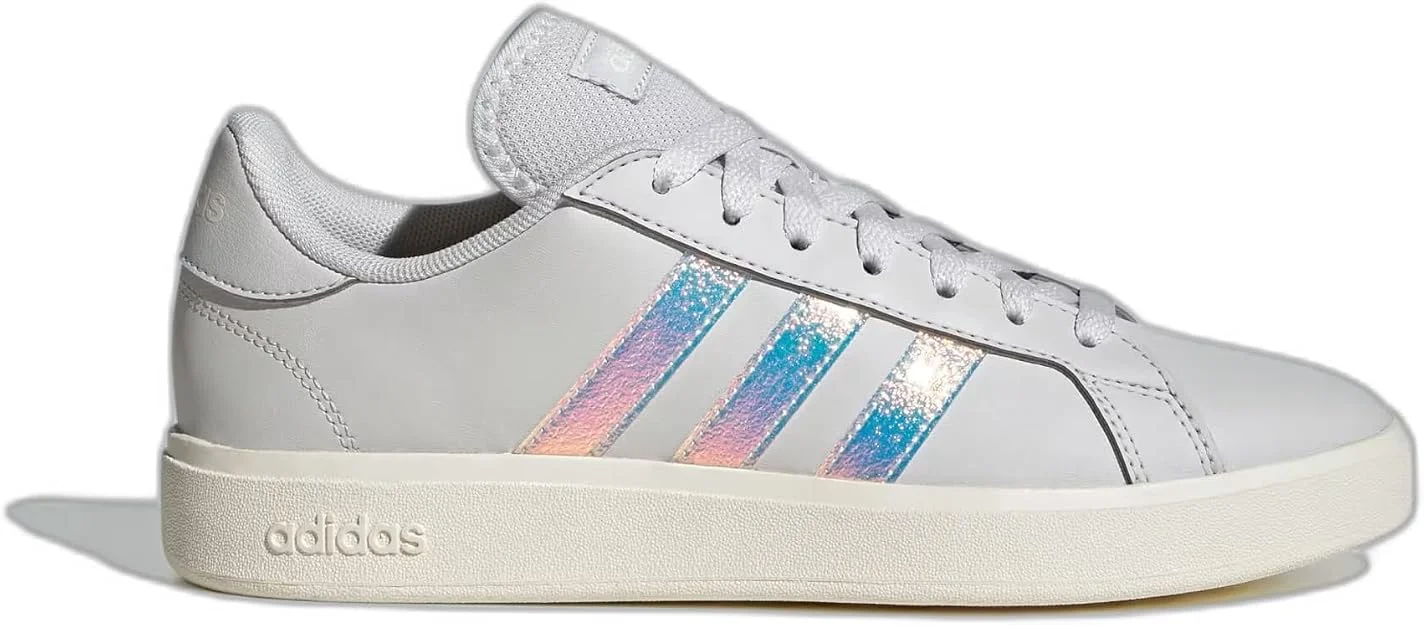 حذاء نسائي من Adidas