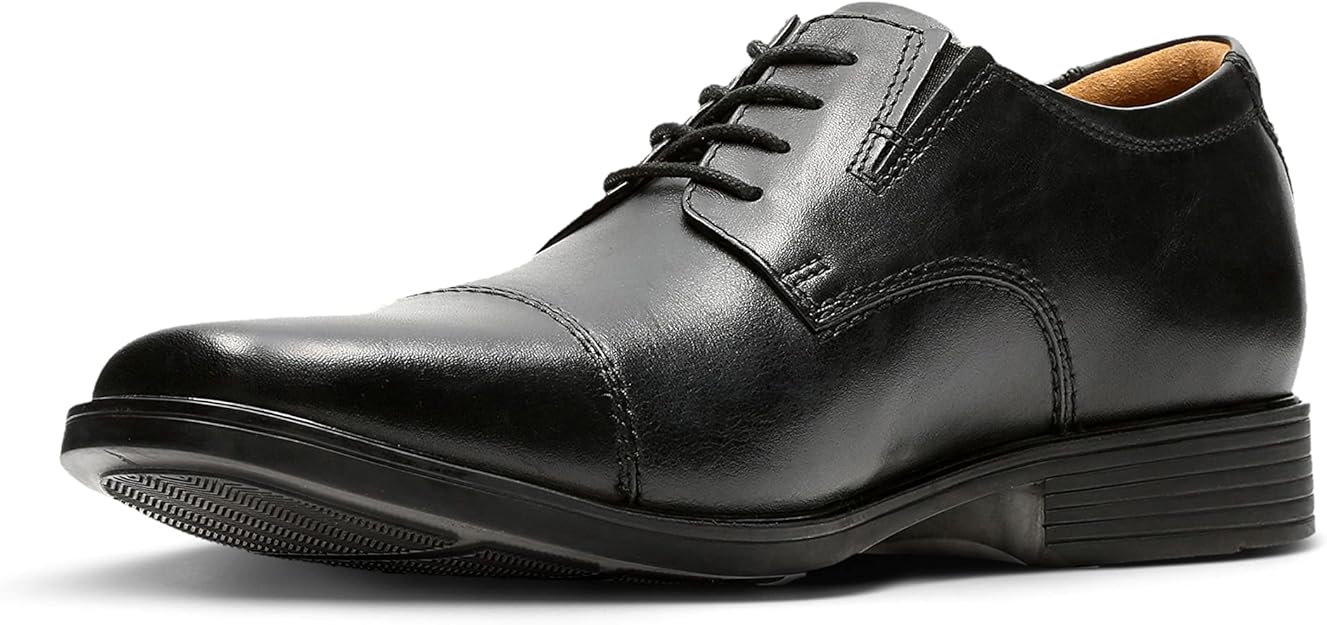 حذاء كلاسيكي رجالي من Clarks – العلبة تالفة